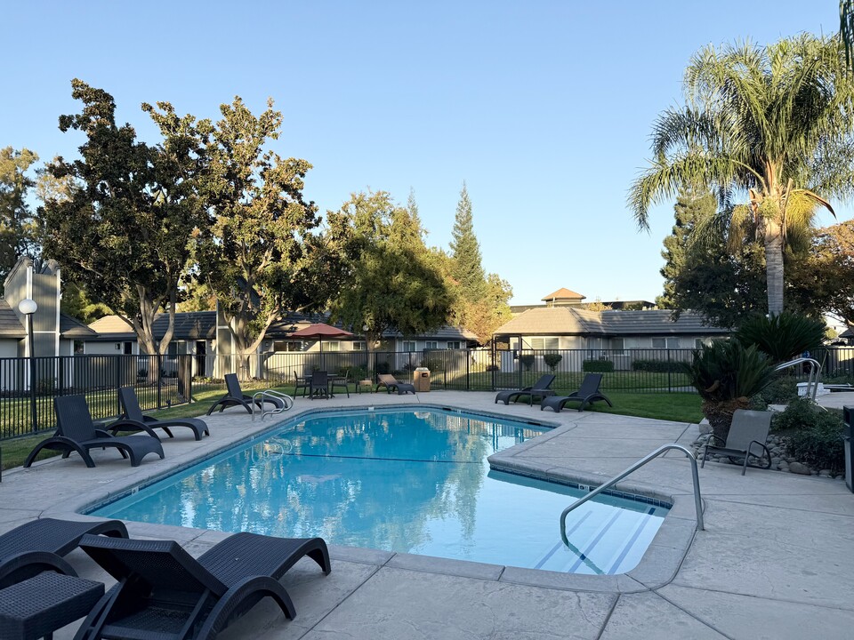 WESTWOOD VILLAGE in Manteca, CA - Foto de edificio