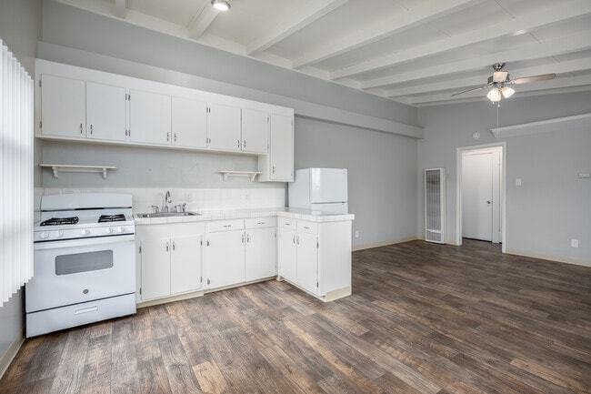 Red Robin Apartments in Sacramento, CA - Building Photo - Interior Photo