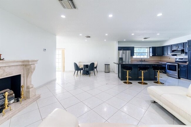2011 N 43rd Ave in Hollywood, FL - Building Photo - Building Photo