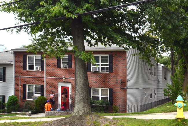 Maple Wood Gardens in White Plains, NY - Building Photo - Building Photo