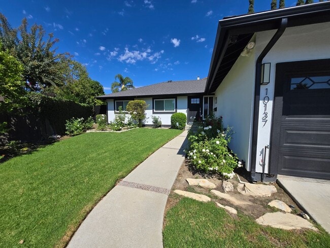10137 Amigo Ave