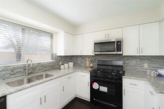 2201 Broughton Ct in Austin, TX - Building Photo - Building Photo