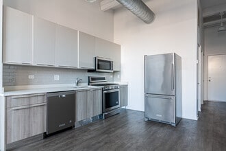 932 W Dakin St, Unit 304 in Chicago, IL - Foto de edificio - Building Photo