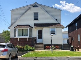 9 Graywood Rd, Unit B1 in Port Washington, NY - Building Photo
