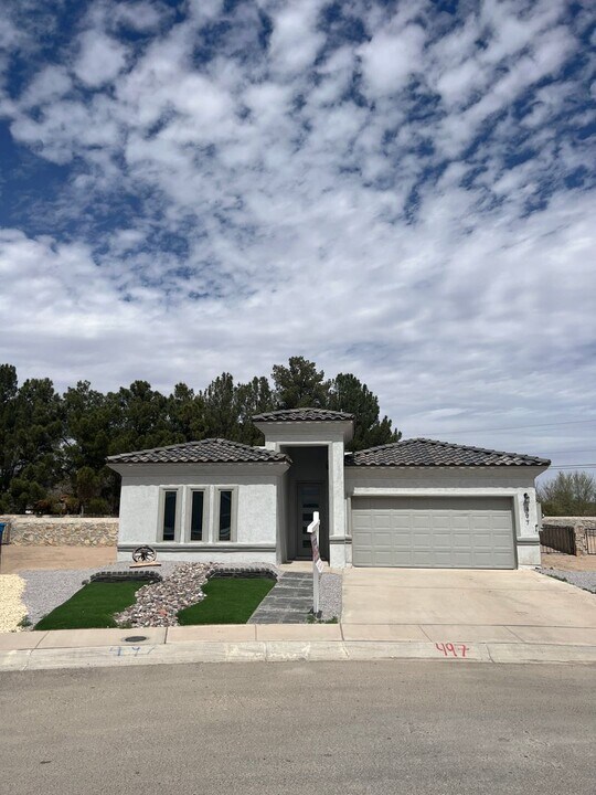497 Plateau Dr in Socorro, TX - Building Photo