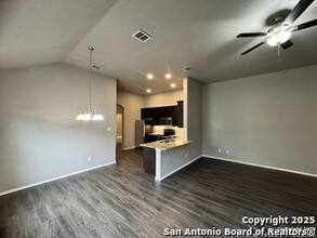 5518 Rio Cyn in Converse, TX - Foto de edificio - Building Photo