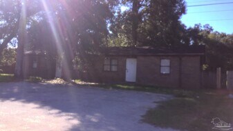 7240 Hilburn Rd in Pensacola, FL - Building Photo