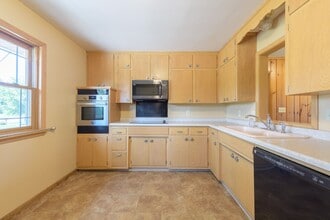 871 Carmen Ln in Mendota Heights, MN - Foto de edificio - Building Photo