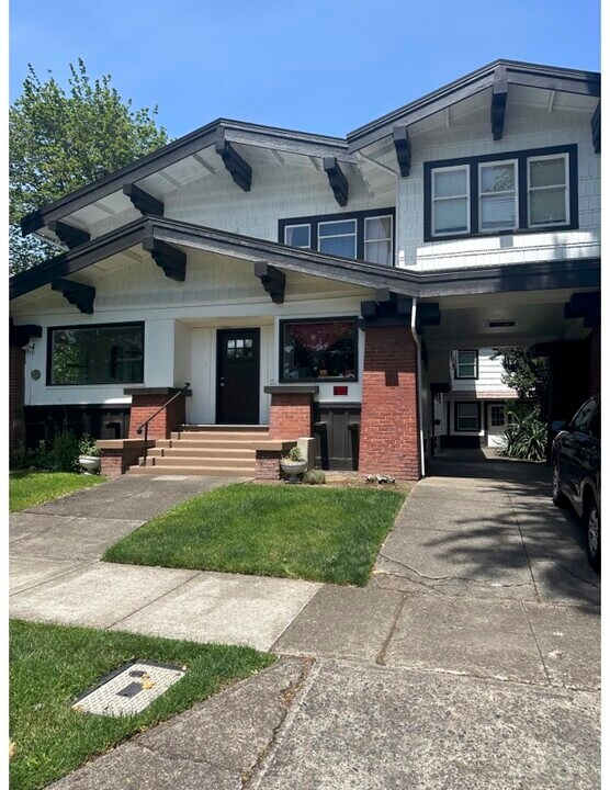 351 W 10th Ave in Eugene, OR - Building Photo