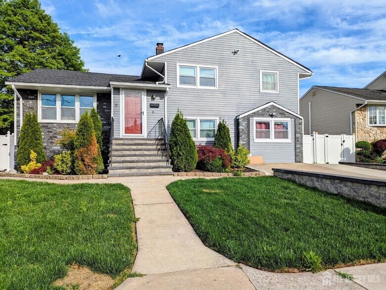 8 Kubala Ave in Carteret, NJ - Foto de edificio