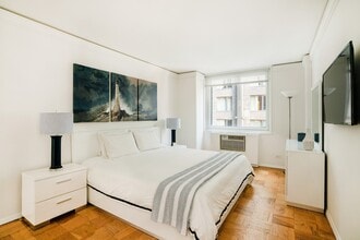 230 W 55th St in New York, NY - Building Photo - Building Photo