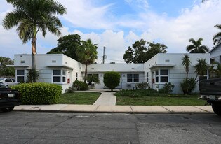 215 Conniston Rd in West Palm Beach, FL - Building Photo