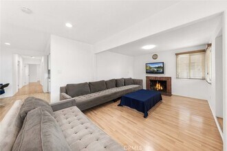 12329 Burton St in Los Angeles, CA - Foto de edificio - Building Photo