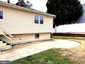 5052 Lakeland Ct in Woodbridge, VA - Building Photo