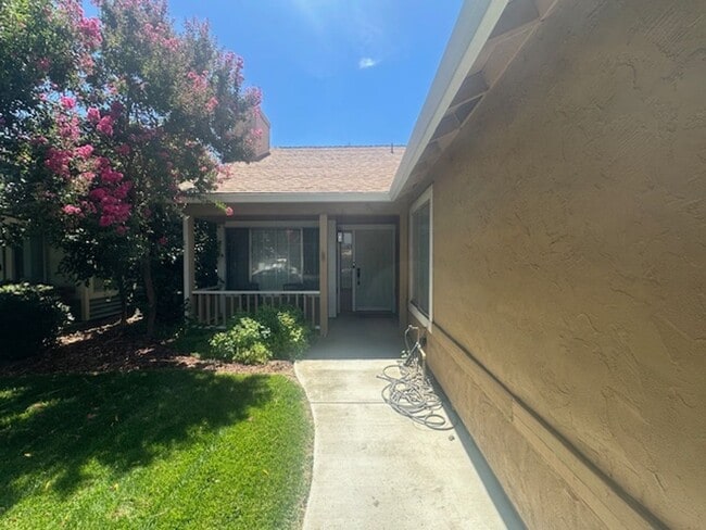 1348 E Gum Ave in Woodland, CA - Building Photo - Building Photo