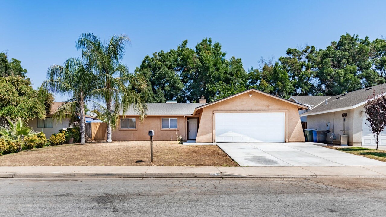 940 Sterling Ave in Sanger, CA - Building Photo