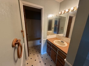 724 E 13th St in Holdenville, OK - Building Photo - Building Photo