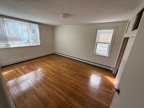 30 Howard St in Saugus, MA - Foto de edificio - Building Photo
