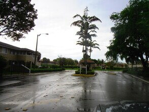 877 Twin Lakes Dr in Coral Springs, FL - Foto de edificio - Building Photo