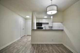 15049 Burbank Blvd, Unit 203 in Los Angeles, CA - Building Photo - Building Photo