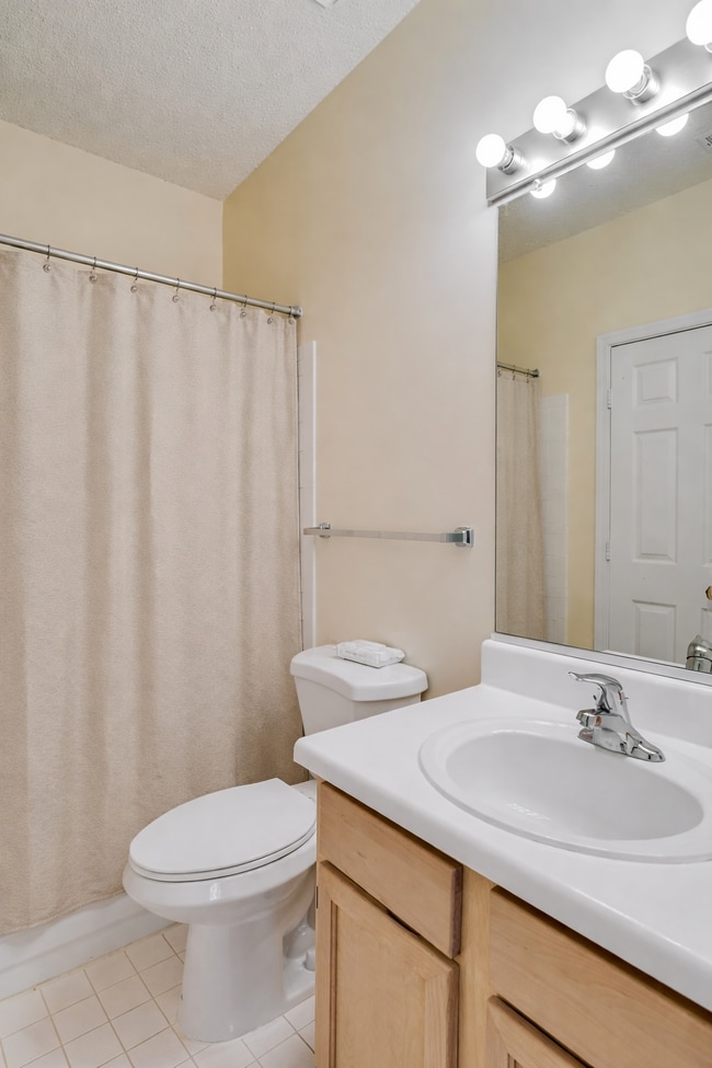 14313 Climbing Rose Way, Unit 305 in Centreville, VA - Foto de edificio - Building Photo