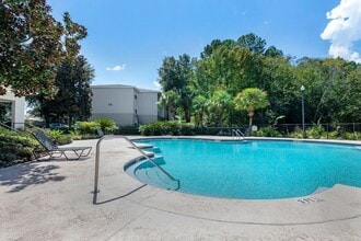 Courtney Manor Apartments in Jacksonville, FL - Foto de edificio - Building Photo