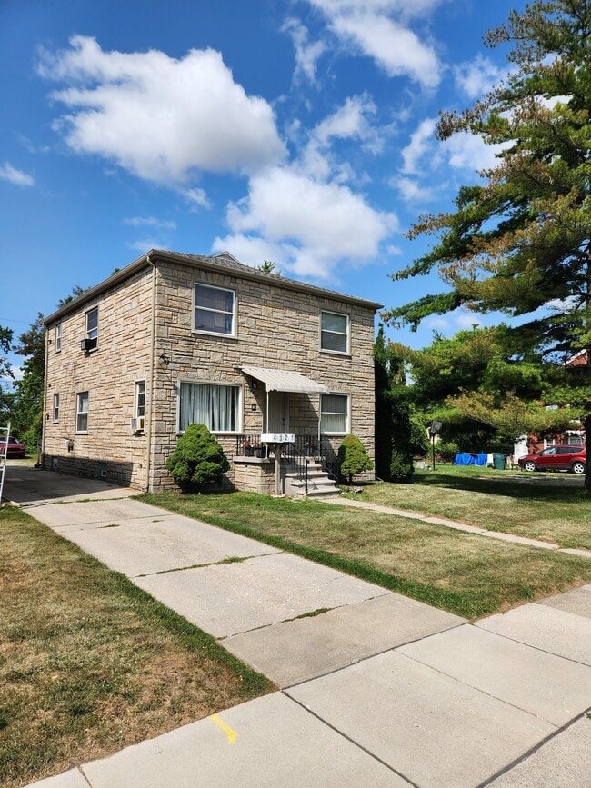 24920 W Outer Dr