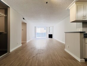 350 S Reno St, Unit 107 in Los Angeles, CA - Building Photo - Building Photo