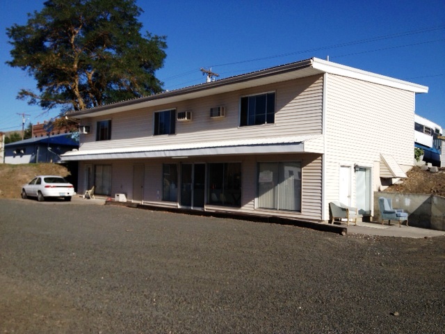 135 NE 1st St in Dufur, OR - Building Photo - Building Photo