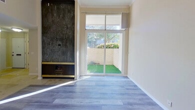 4754 La Villa Marina in Marina Del Rey, CA - Foto de edificio - Building Photo