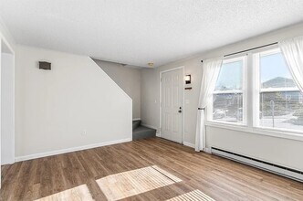 270 Sunderland Rd in Worcester, MA - Building Photo - Building Photo