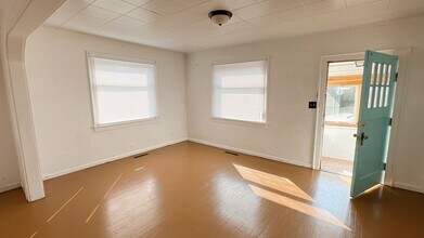 2207 Douglas Ave in Bellingham, WA - Building Photo - Building Photo