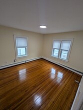 236 Cowden Street, Unit #2 in Central Falls, RI - Foto de edificio - Building Photo