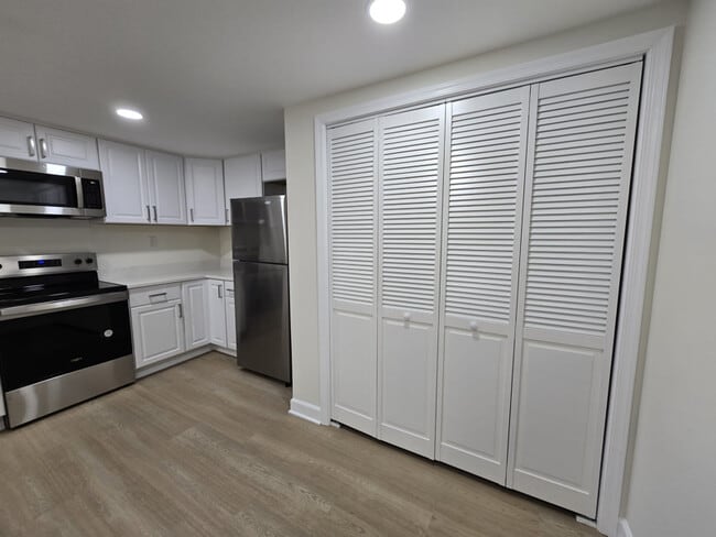 5525 Norbeck Rd, Unit Basement in Rockville, MD - Foto de edificio - Building Photo