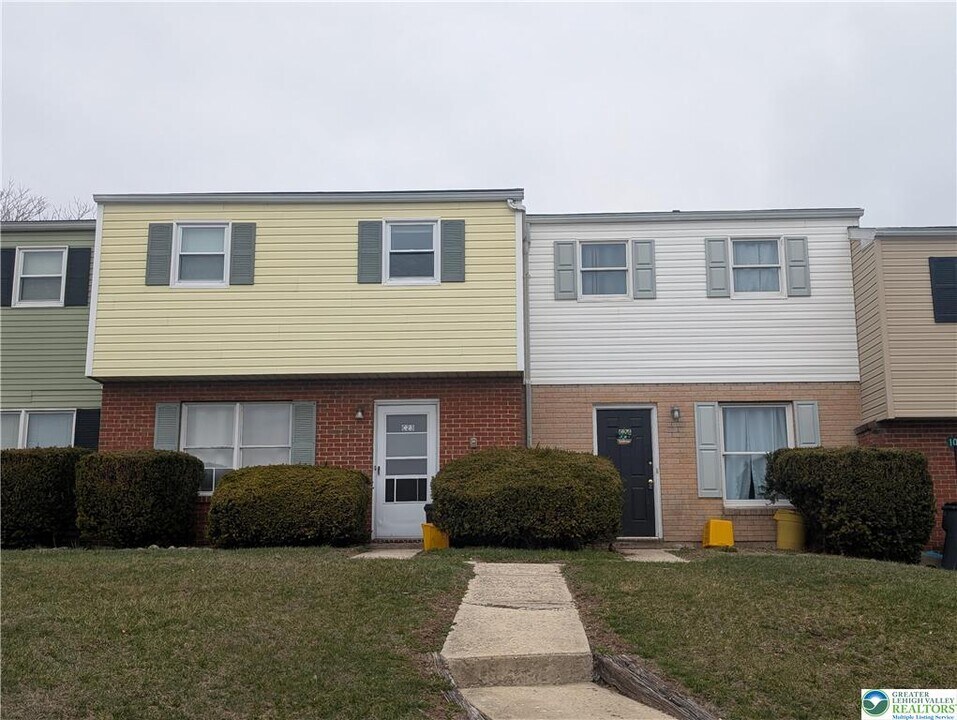 107 E Hillcrest Ln in Slatington, PA - Building Photo