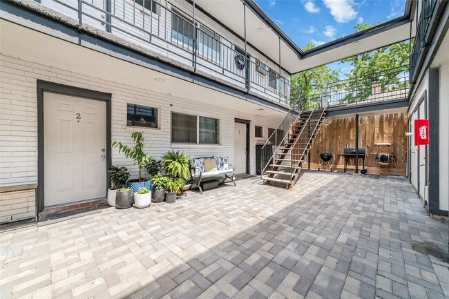 1424 Marshall St, Unit 9 in Houston, TX - Foto de edificio - Building Photo