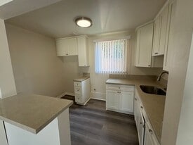 242 E Del Amo Blvd in Long Beach, CA - Building Photo