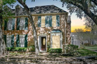 13240 Trail Hollow Dr in Houston, TX - Building Photo - Building Photo