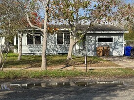 1025 Whitaker Dr in Corpus Christi, TX - Building Photo