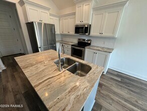 304 San Sebastian Dr in Youngsville, LA - Foto de edificio - Building Photo