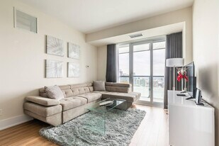 253 Wellington St W in Toronto, ON - Building Photo