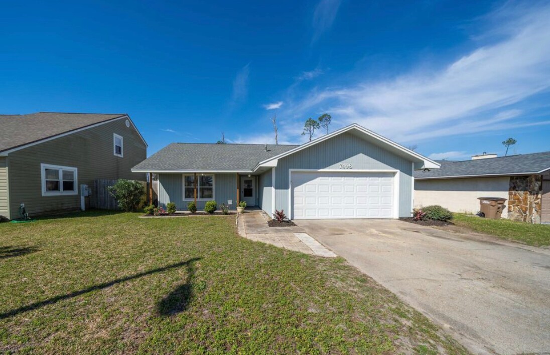 7498 Shadow Bay Dr in Panama City, FL - Building Photo