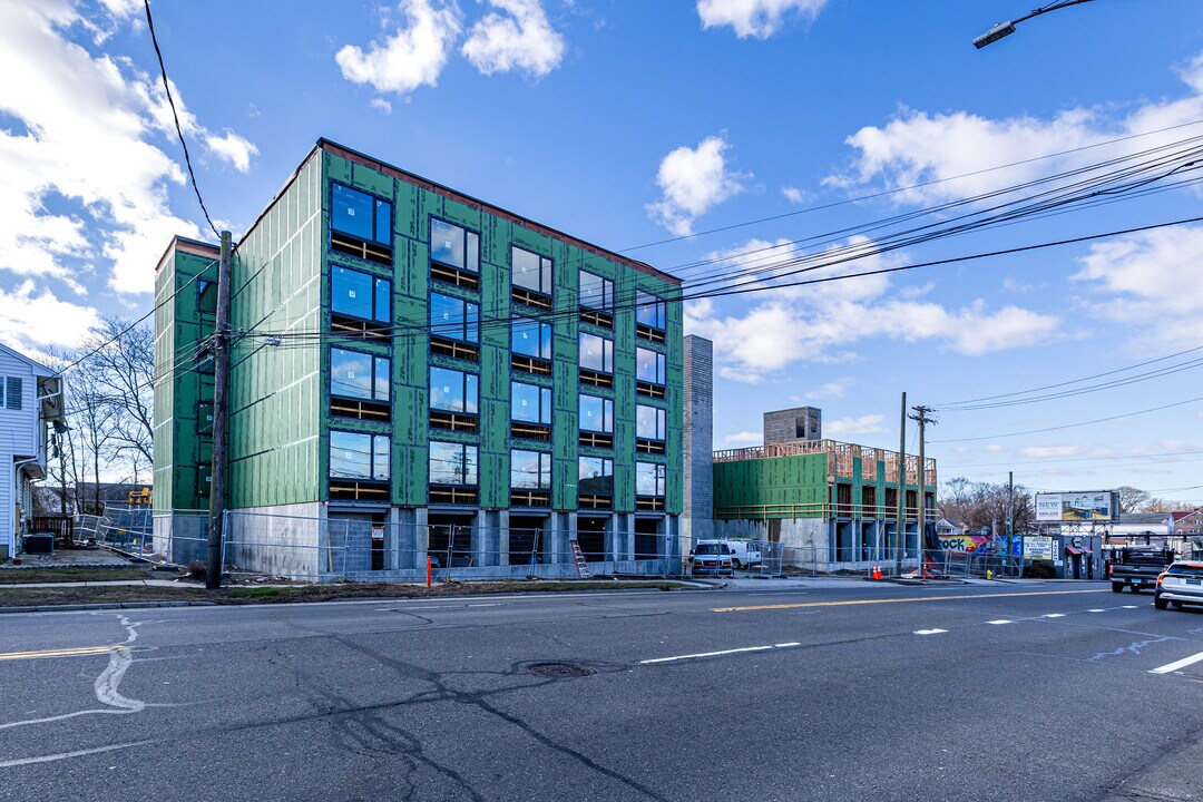 249 Bridgeport Ave in Milford, CT - Foto de edificio