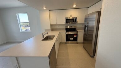 12476 SW 248th St in Princeton, FL - Foto de edificio - Building Photo