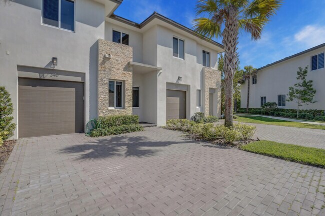340 Pioneer Way in Royal Palm Beach, FL - Building Photo - Building Photo