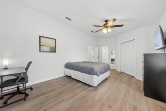 802 Abbott Ave in Deltona, FL - Foto de edificio - Building Photo