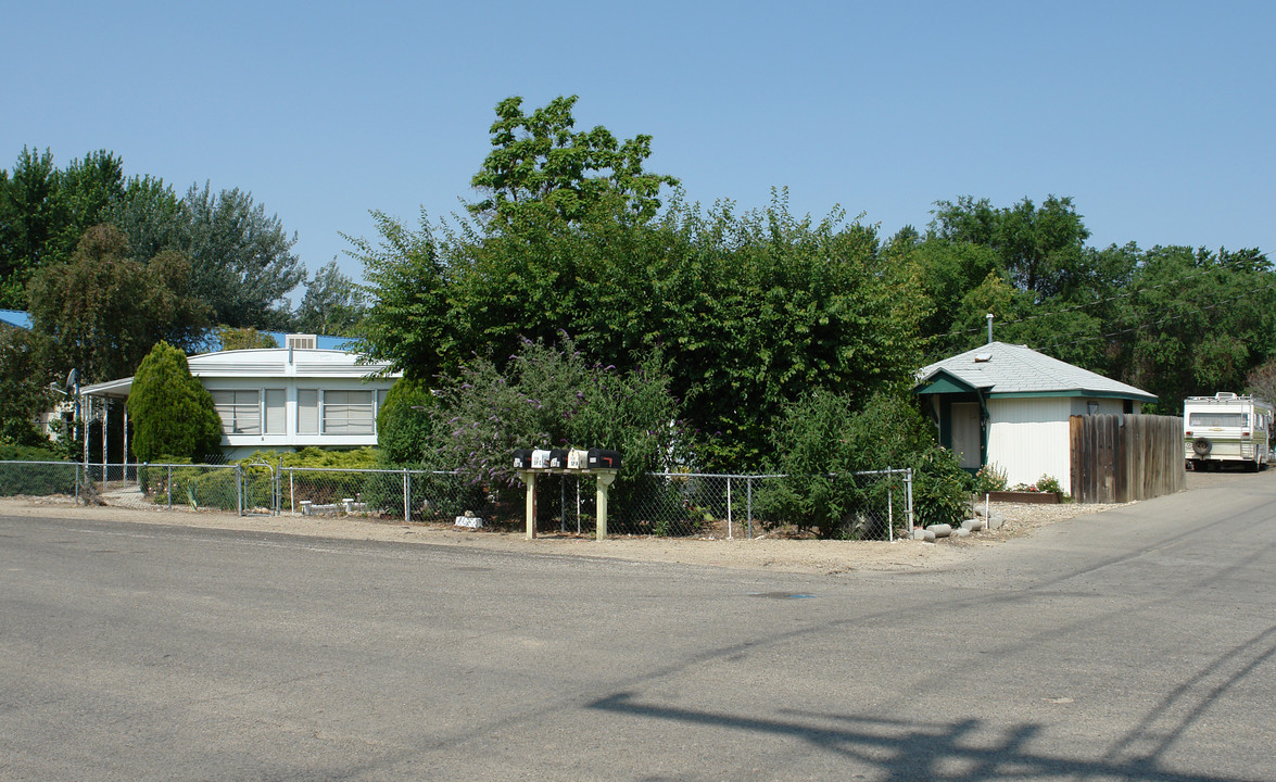 106 W 38th St in Garden City, ID - Building Photo