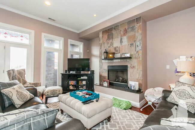 1357 W Grand Ave, Unit 4 in Chicago, IL - Building Photo - Building Photo