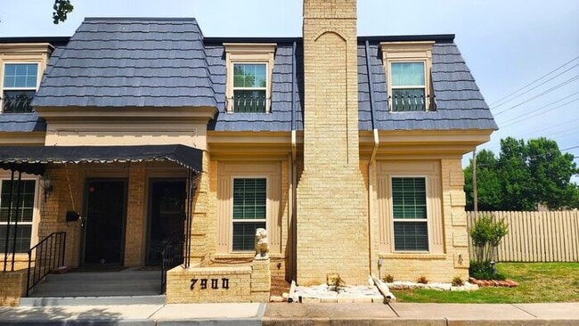 property at 7900 Lakehurst Dr