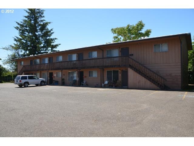 1060 W 12th St in Coquille, OR - Foto de edificio - Building Photo